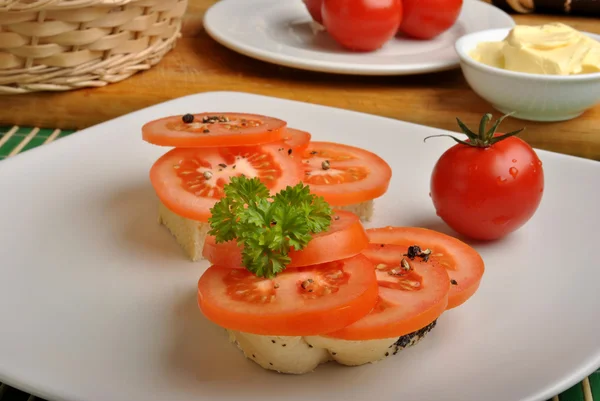 En halv semla med tomat skivor — Stockfoto