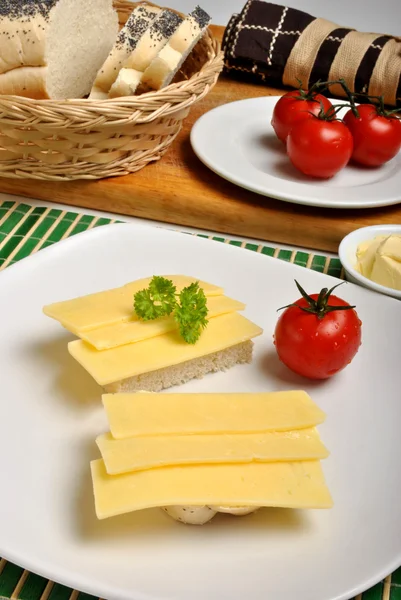 Medio panecillo con queso —  Fotos de Stock
