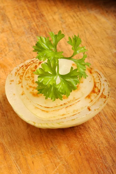 Organik kızarmış soğan maydanoz ile — Stok fotoğraf