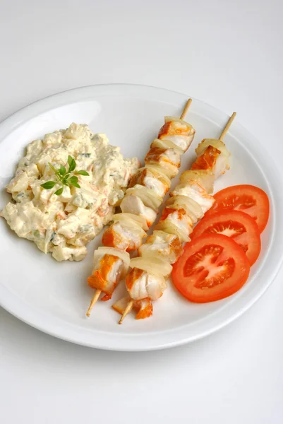 Salada de batata com shashlik de salmão — Fotografia de Stock
