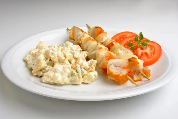Kartoffelsalat mit Lachs-Schaschlik — Stockfoto