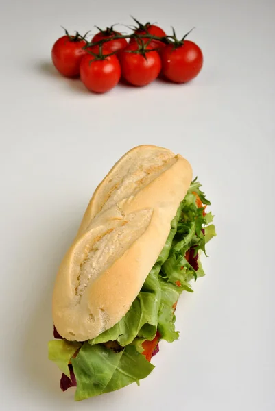 Rolo de pão com salmão e tomate — Fotografia de Stock