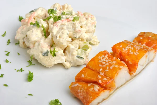 Картофельный салат со стейком лосося — стоковое фото
