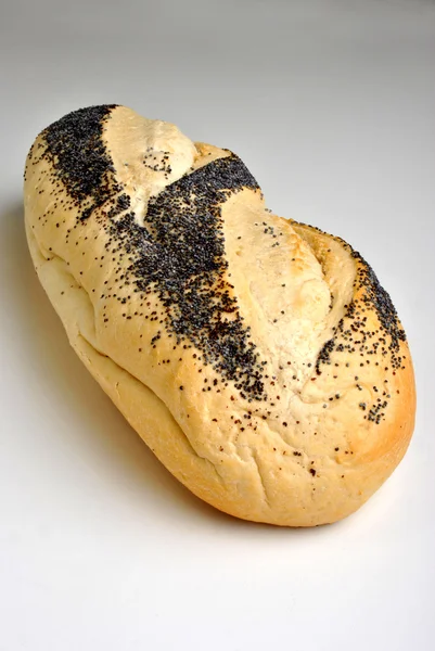Pane fresco al forno con semi di papavero — Foto Stock
