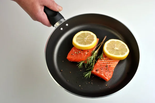 Стейк з дикого лосося на сковороді — стокове фото