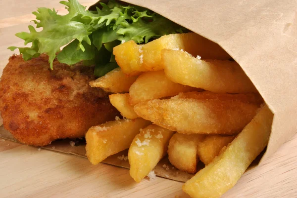 Fish and chips with organic salad — Stock Photo, Image