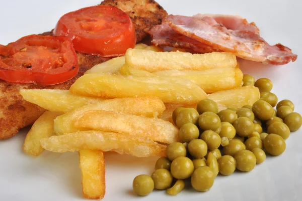Peixe e batatas fritas com ervilha — Fotografia de Stock