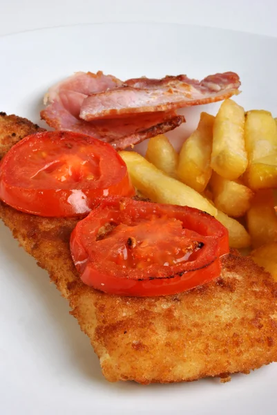 Peixe e batatas fritas com tomate orgânico — Fotografia de Stock