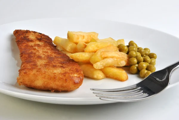 Peixes e batatas fritas com ervilha orgânica — Fotografia de Stock
