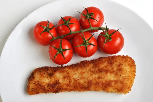 Peixe frito e tomate — Fotografia de Stock
