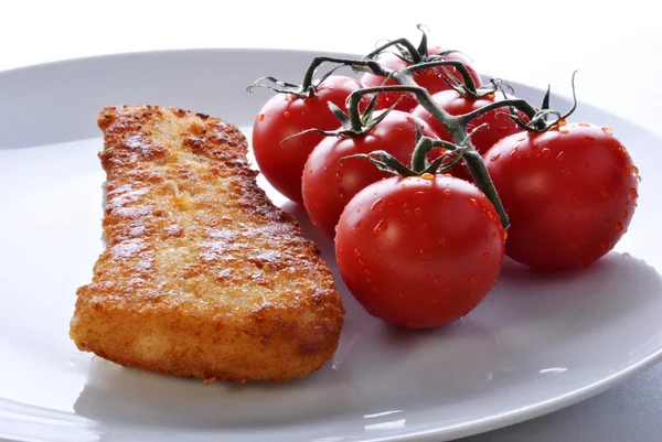 Diepe gebakken vis en tomaten — Stockfoto
