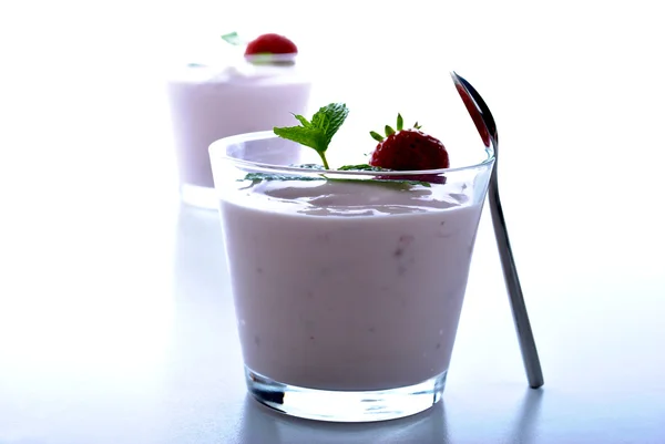 Jahody v přírodní jogurt — Stock fotografie