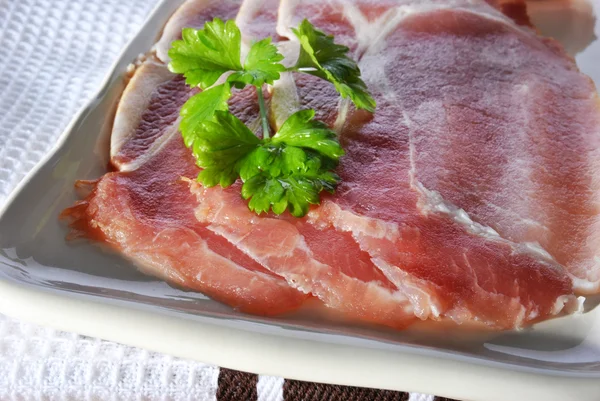 Uzená slanina na talíři — Stock fotografie