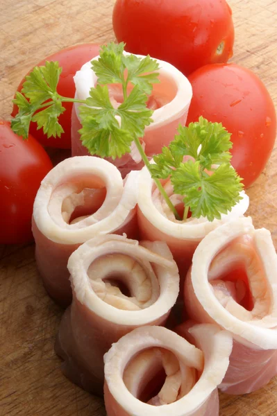 Bacon cru laminado, tomate orgânico — Fotografia de Stock