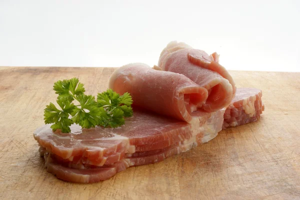 Bacon affumicato su una tavola di legno — Foto Stock