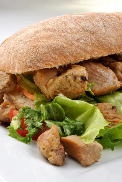 Rolo de pão com salada orgânica — Fotografia de Stock
