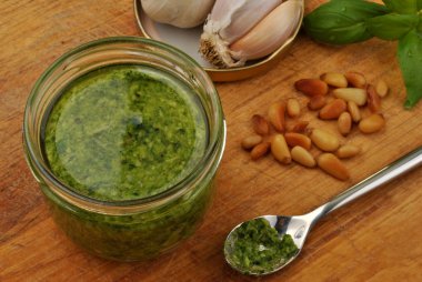 ev yapımı taze pesto