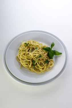 ev yapımı pesto ile spagetti