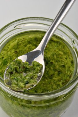 pesto biraz zeytinyağı ile