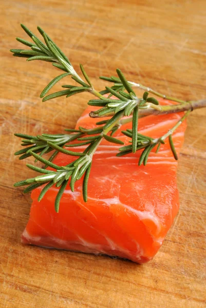 Ham organik vahşi som balığı biftek — Stok fotoğraf