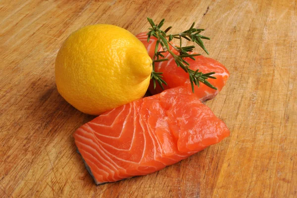 Filete de salmón salvaje orgánico crudo — Foto de Stock