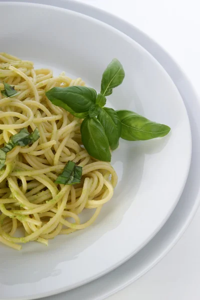 Спагетті з органічним домашнім песто — стокове фото