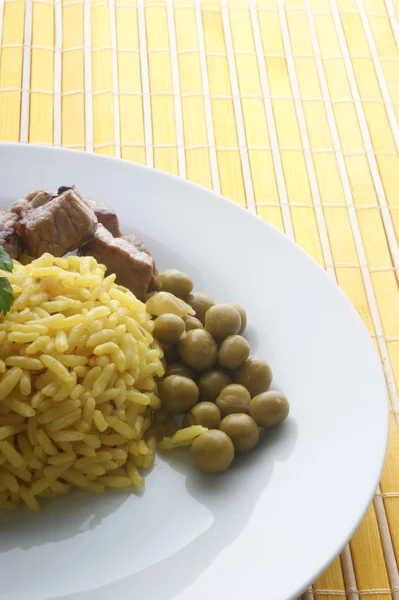 Curry rijst met varkensvlees goulash — Stockfoto