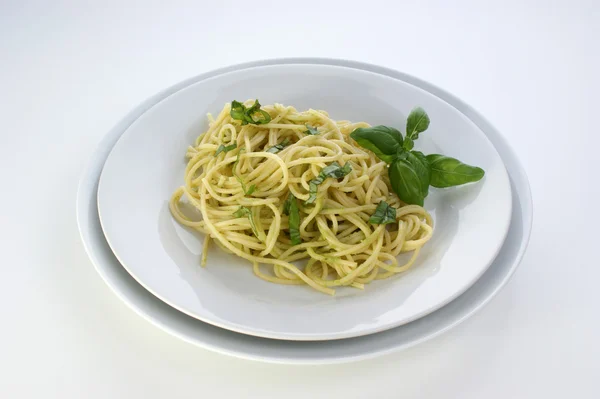 Espaguetis con pesto orgánico —  Fotos de Stock