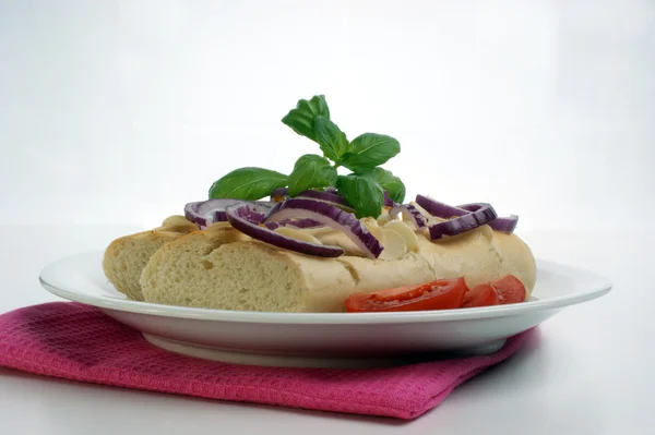 양파와 함께 간식으로 바게트 — 스톡 사진