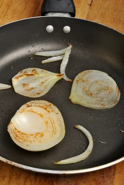 Oignon à l'huile dans une casserole — Photo