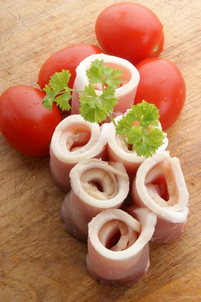 Bacon cru laminado, tomate orgânico — Fotografia de Stock