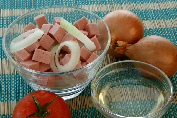 Salada de salsicha em uma tigela com legumes — Fotografia de Stock