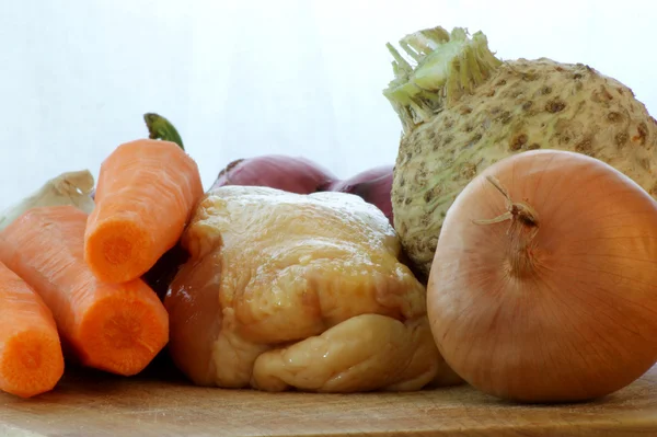 Frango cru, cebola e cenoura — Fotografia de Stock