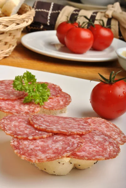 Skiva vallmo frön bröd med salami — Stockfoto