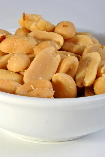 Amendoins salgados assados em uma tigela branca — Fotografia de Stock