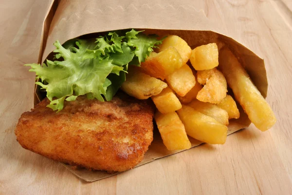 Peixe e batatas fritas com salada orgânica — Fotografia de Stock