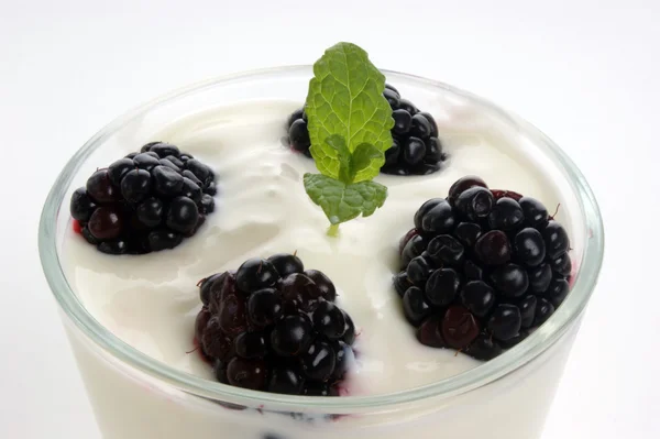 Blackberry in yogurt and mint — Stock Photo, Image