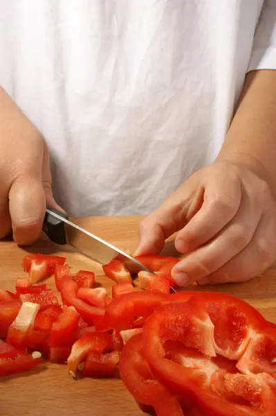 Couper un paprika bio, deux mains — Photo