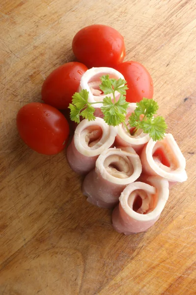 Lard cru roulé, tomate biologique — Photo