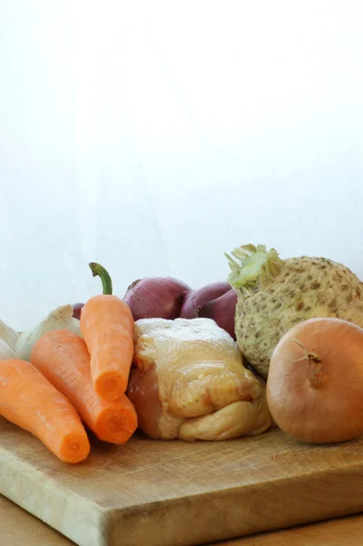 Pollo con cipolla biologica e carota — Foto Stock