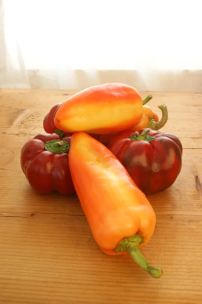 Etwas orangefarbene und rote Paprika — Stockfoto