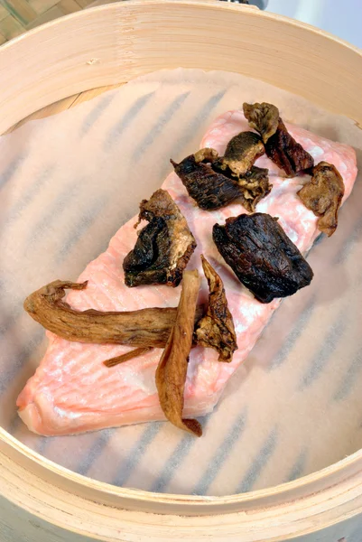 Filetto di salmone in un piroscafo di bambù — Foto Stock