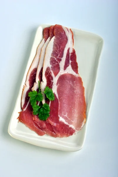 Uzená slanina na talíři — Stock fotografie