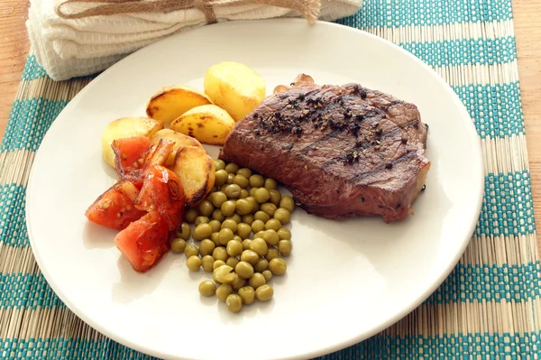 Pepper steak with roasted potato — Stock Photo, Image