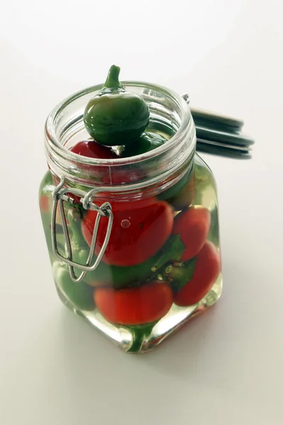 Groene en rode kers paprika — Stockfoto