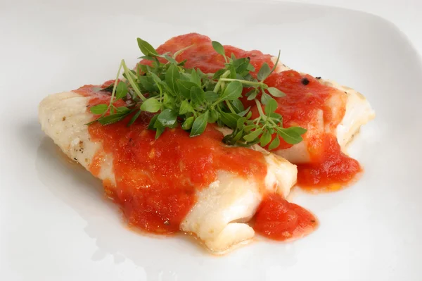 Lomos de bacalao cocidos con salsa de tomate — Foto de Stock