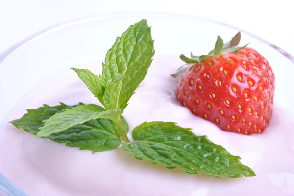 Organic strawberry in yogurt and mint — Stock Photo, Image