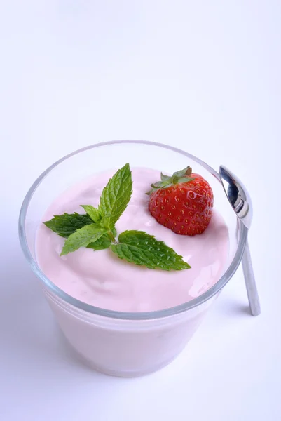 Morango orgânico em iogurte — Fotografia de Stock