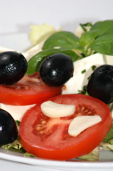 Beyaz peynir ile Akdeniz salatası — Stok fotoğraf