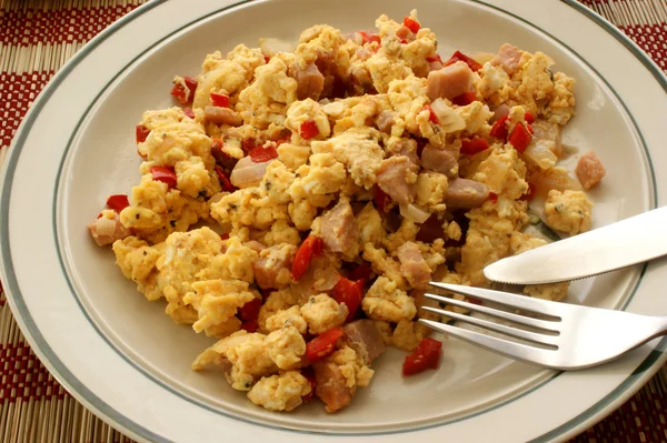 stock image Scrambled eggs with tomato and bacon